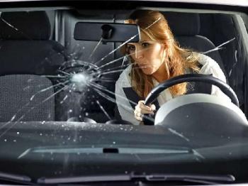 Почему опасно ездить с трещинами на лобовом стекле